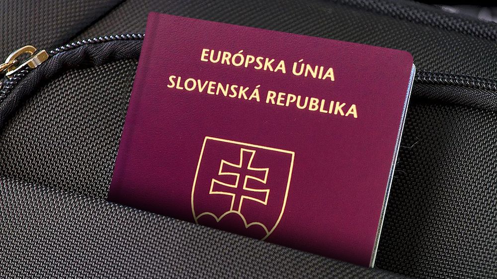 Polovina mladých Slováků zvažuje odchod do ciziny, především do Česka